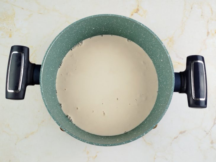 Numa panela, o creme de leite, o leite e o açúcar.