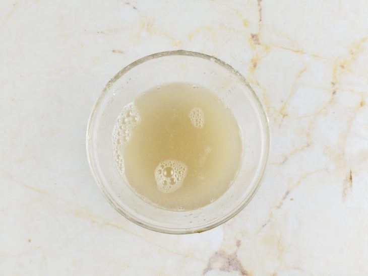 Numa tigela, a gelatina hidratando.