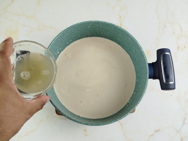 Gelatina hidratada, sendo incorporada a mistura da panela.