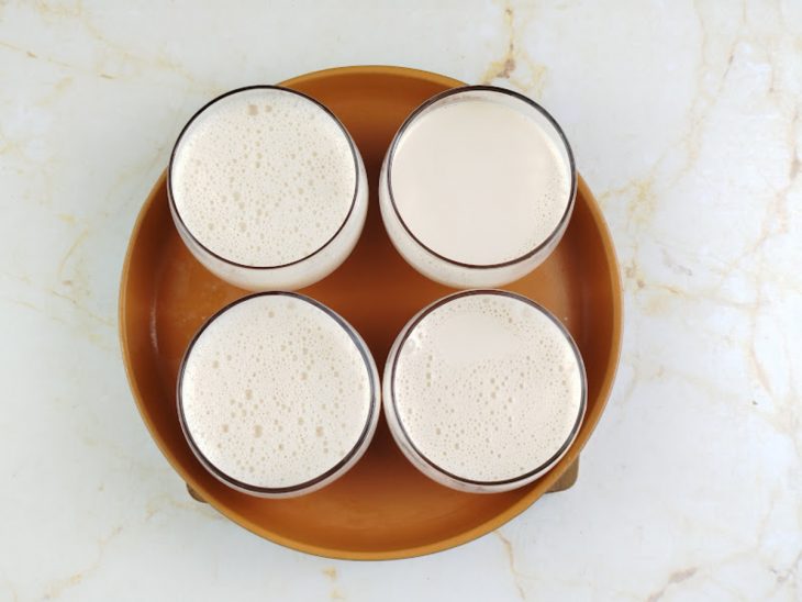 Panacotas dispostas em taças de sobremesa.