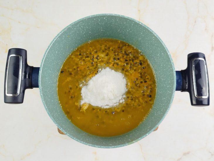 Numa panela, a polpa de maracujá, o açúcar e o suco concentrado.