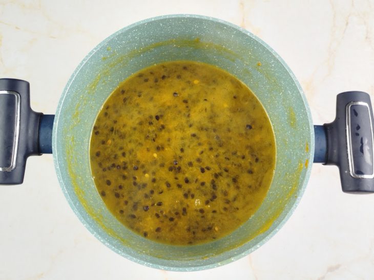 Calda de maracujá já reduzida.