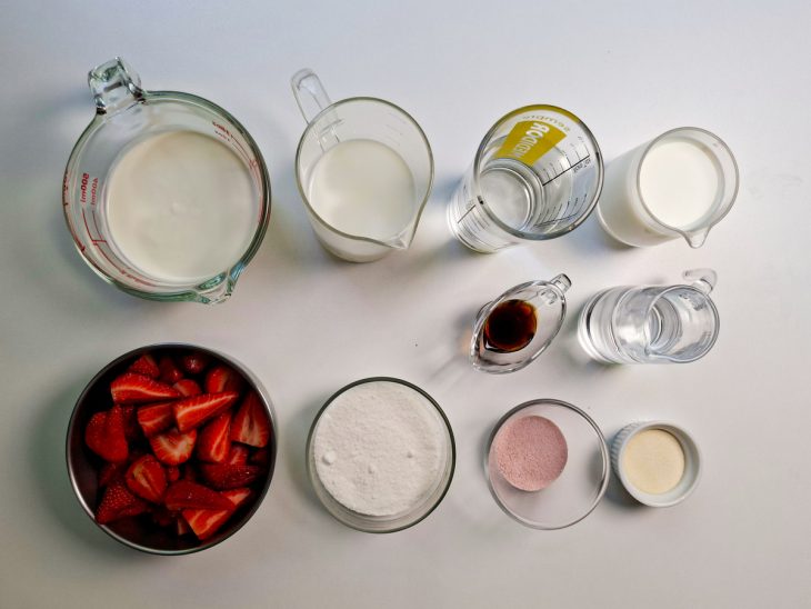 Ingredientes reunidos na bancada.