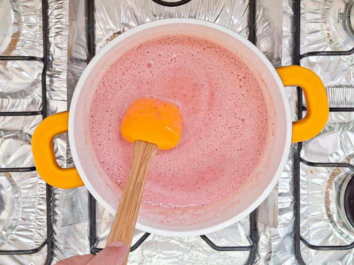 Mistura transferida para panela.