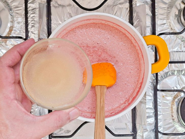 Gelatina sendo adicionada a mistura da panela.