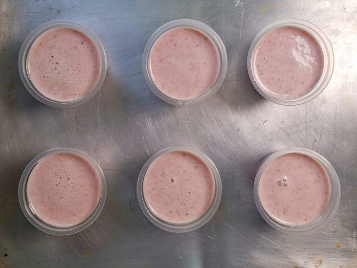 Porções de panacota distribuídas em pequenos potinhos.