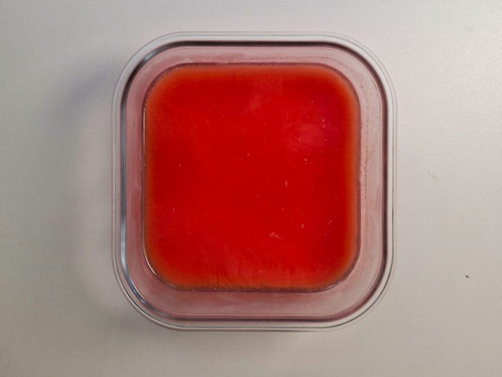 Leite e gelatina misturados em tigela.