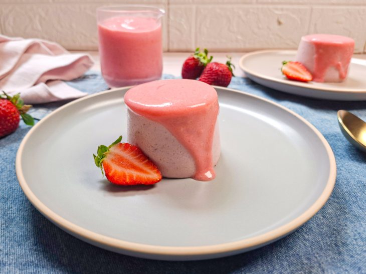 Panacota pronta, servida com morango.