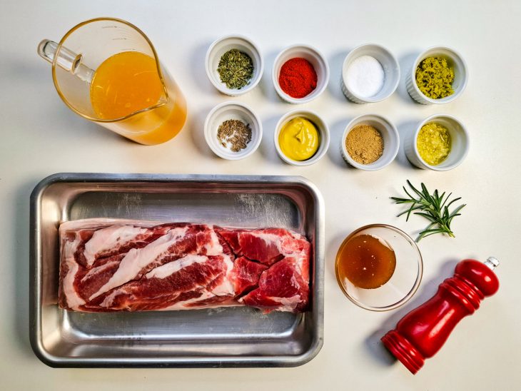 ingredientes para preparo de panceta de porco organizados.
