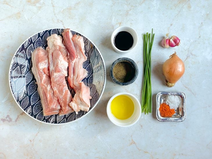 Ingredientes para a receita reunidos em uma bancada.