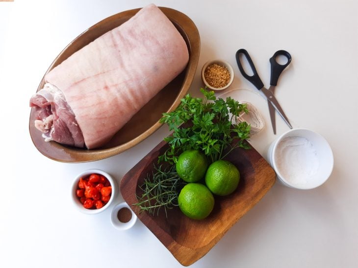 ingredientes reunidos para fazer panceta pururuca