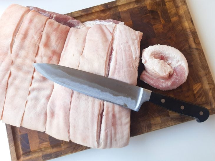 panceta de porco em uma tábua