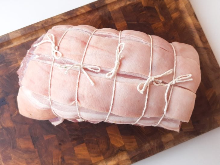 panceta de porco enrolada com barbante