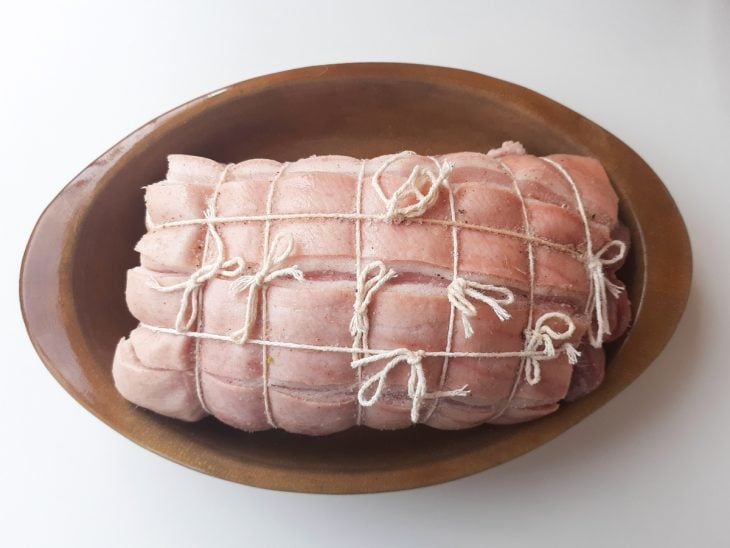panceta de porco pronta para assar