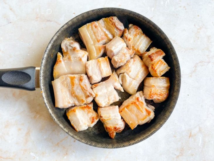 cubos de panceta grelhados em fogo médio.
