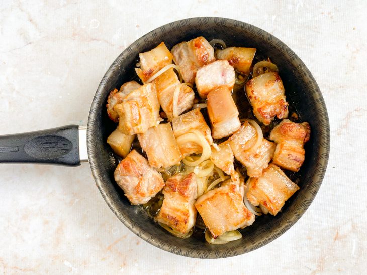 cebola refogada junto de panceta suína.