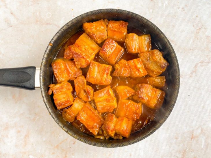 molho com temperos adicionados a panceta suína.