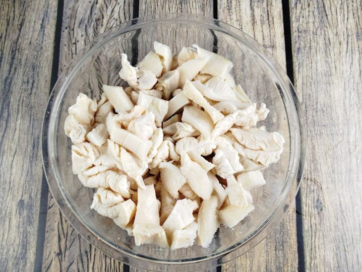 Bucho e tripa em pedaços com suco de limão.