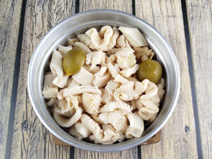 Carnes reservadas num recipiente redondo.