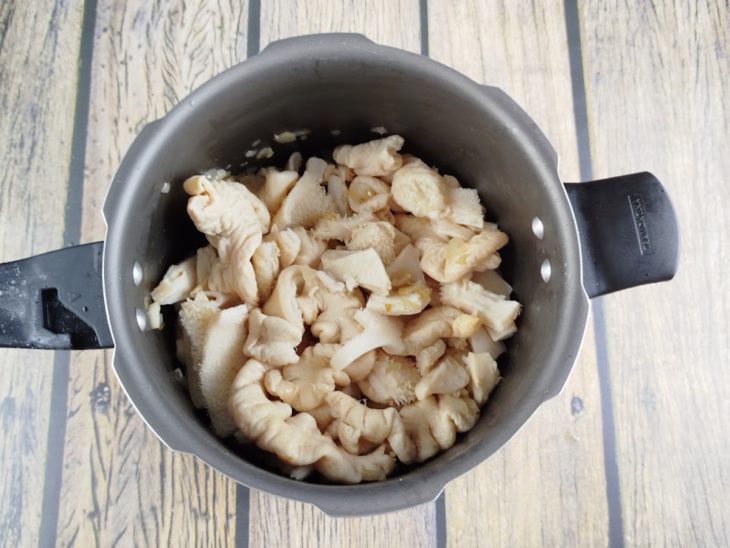 Bucho e tripa já escaldados adicionados na panela.