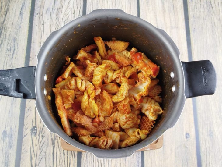 Ingredientes e temperos adicionados na panela.