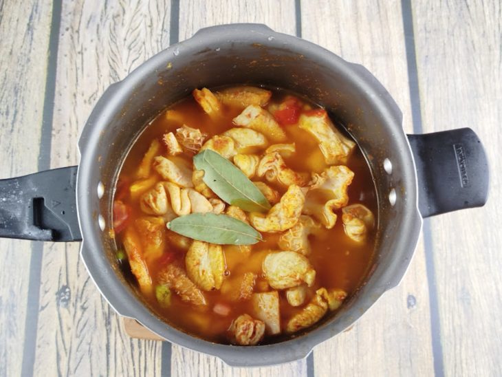 Água, folhas de louro e sal adicionados na panela.