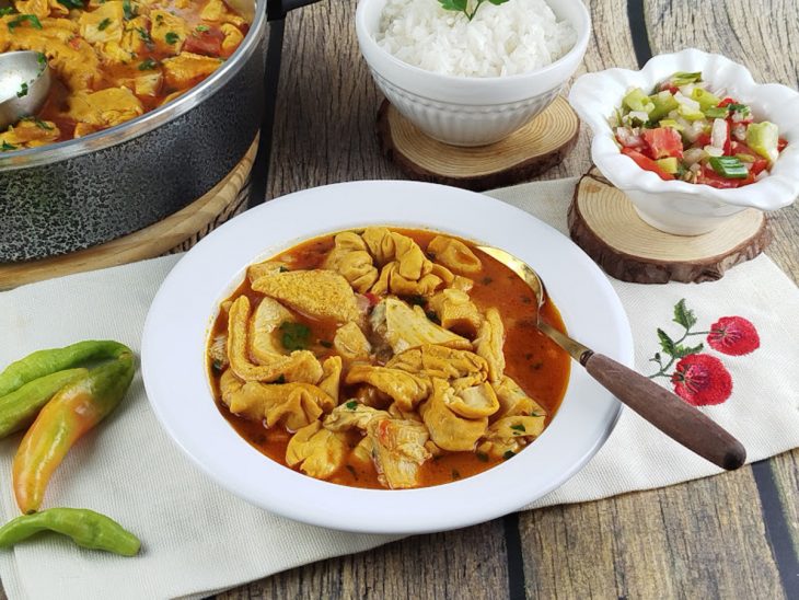 Porção de panelada servida num prato branco e fundo.