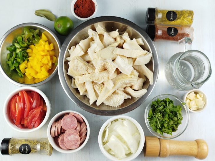 Ingredientes reunidos na bancada.