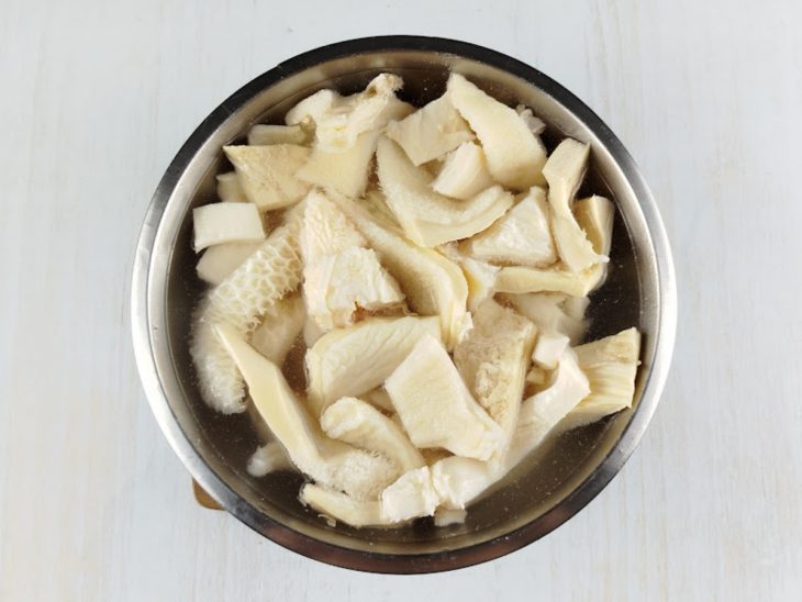Numa tigela, bucho escaldado com água quente e o suco do limão.