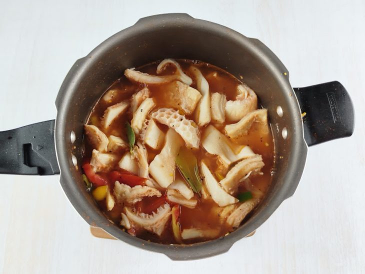 Na panela, água quente adicionada até cobrir os ingredientes.