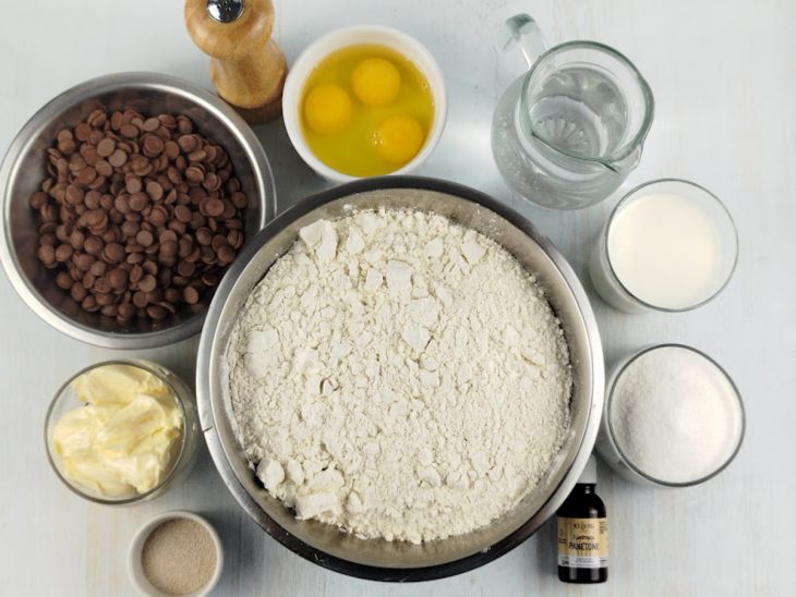 Ingredientes reunidos na bancada.