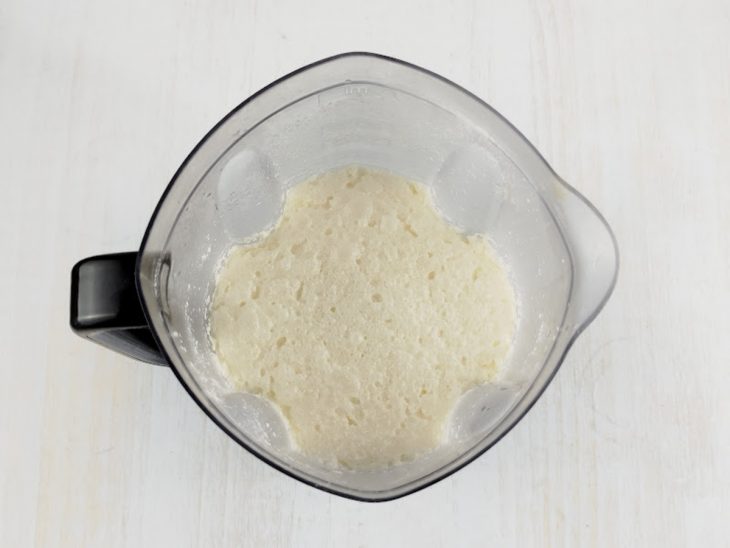 No liquidificador, os ovos, a manteiga, a água morna, o sal, o leite morno, o fermento e o açúcar.