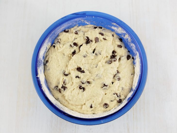 Massa incorporada e adicionada de gotas de chocolate.