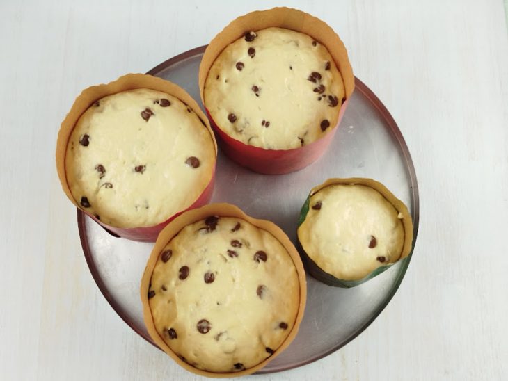 Massa distribuídas nas forminhas.