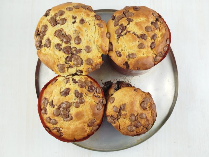 Panetones saídos do forno, já assados.