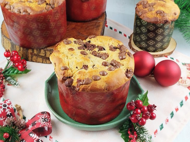 Panetones prontos, servidos a mesa.