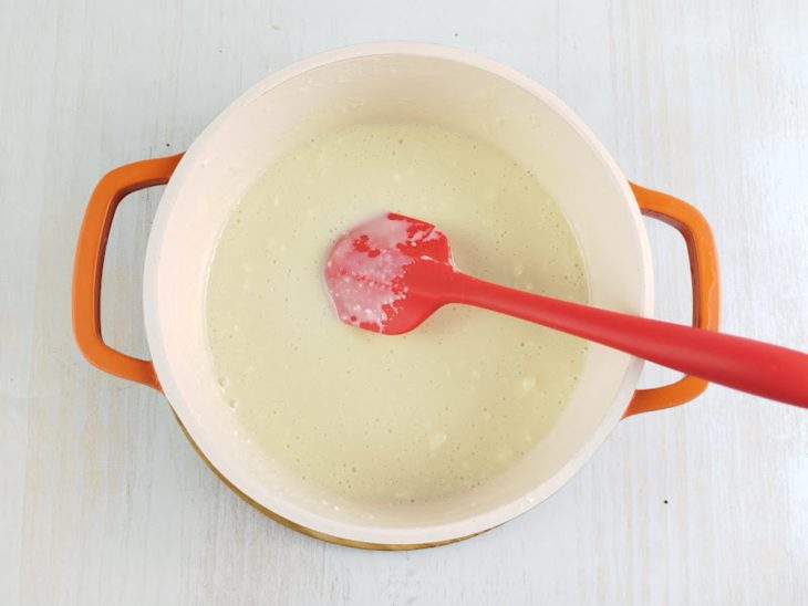 Leite condensado, leite e leite em pó na panela.