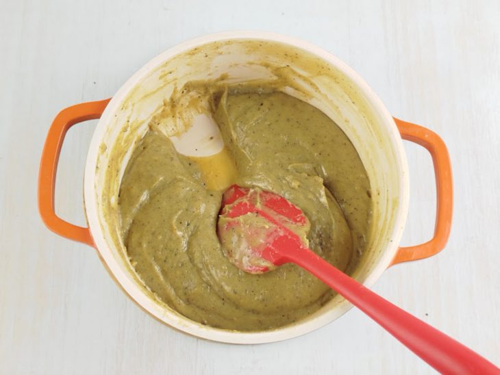 Pasta de pistache adicionada à mistura.