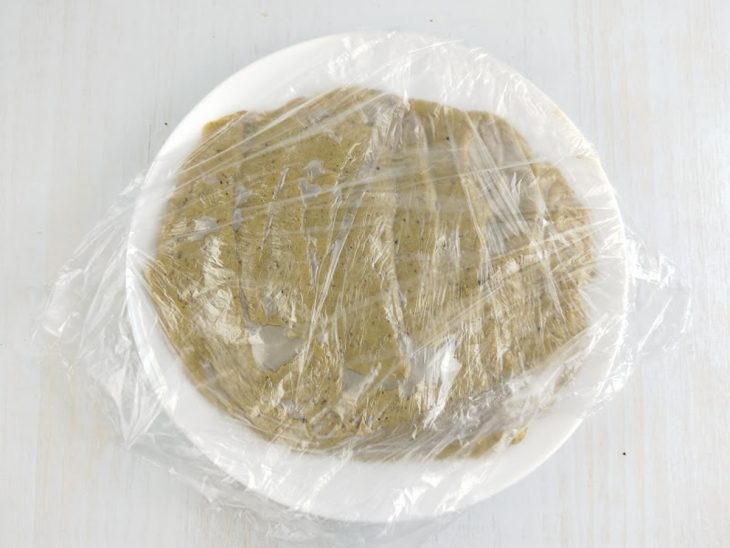 Recheio de pistache sob plástico filme.