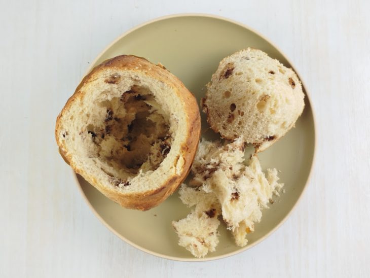 Chocotone com miolo retirado.