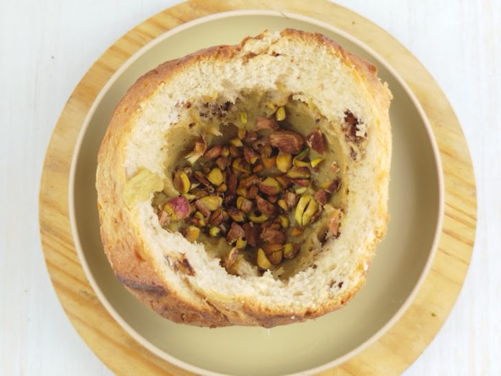 Brigadeiro de pistache recheando o chocotone.