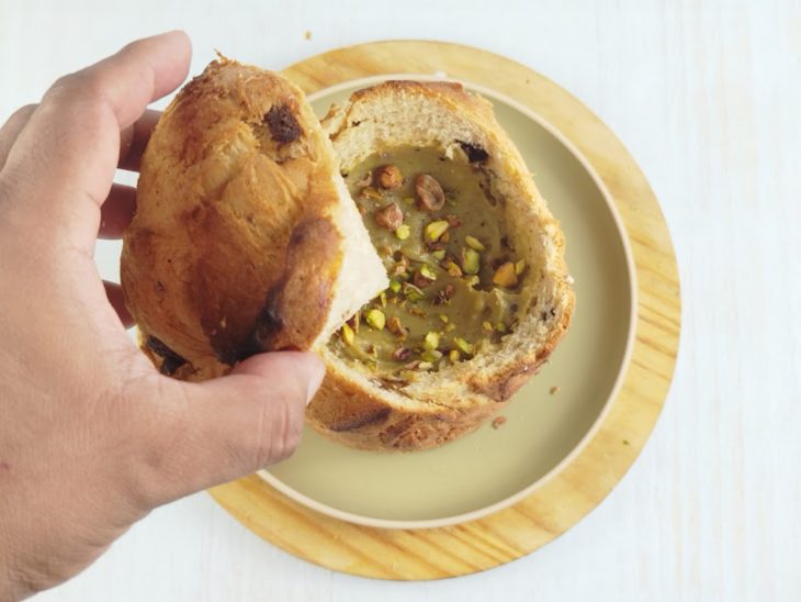 Tampa do chocotone colocada.