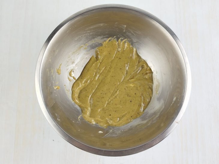 Cobertura de pistache e chocolate branco.