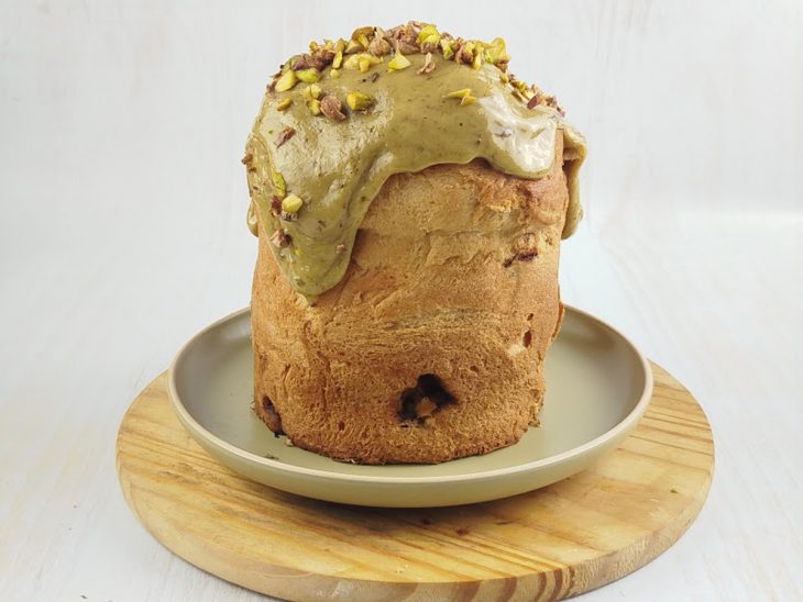 Cobertura de pistache espalhada pelo chocotone.