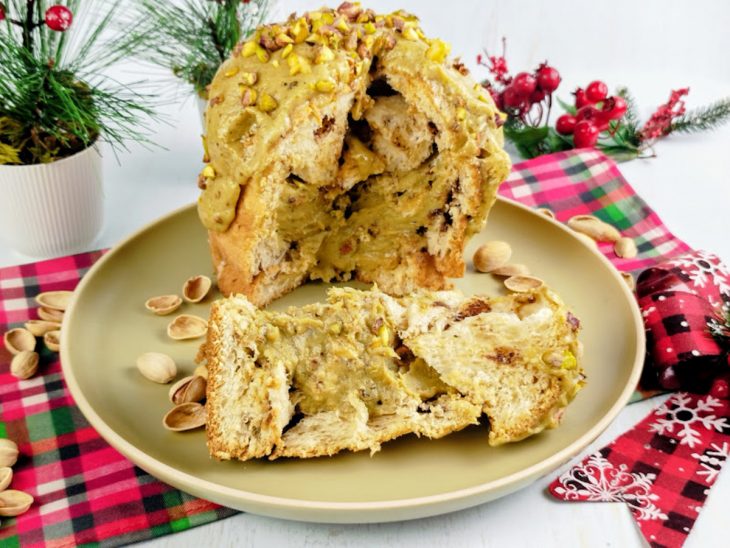 Panetone de pistache servido.
