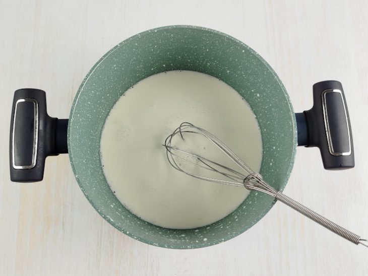 Amido de milho dissolvido em leite numa panela.