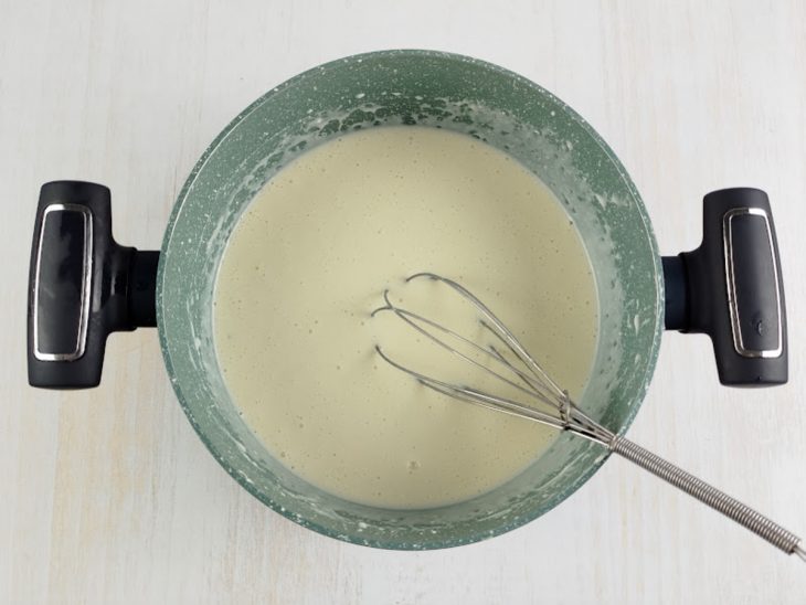 Ingredientes adicionados e incorporados na panela.