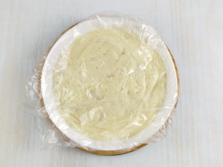 Creme em uma tigela coberta por plástico-filme.