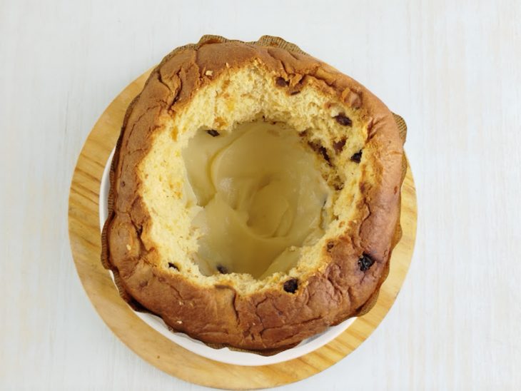 Creme de leite em pó colocado para rechear o panetone.