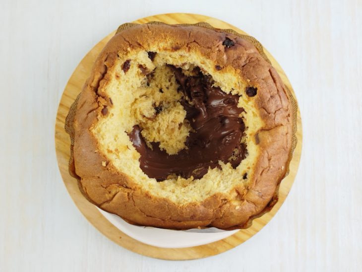 Creme de avelã adicionado para rechear o panetone.